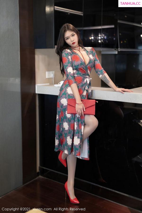 冷艳美人娜比 华丽雍容的长裙
